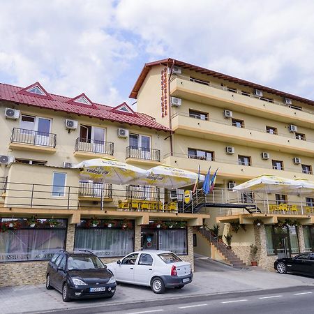 Pensiunea Domneasca Питещ Екстериор снимка